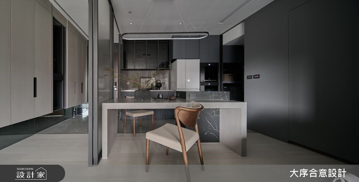 廚房牆面利用深色霧面的質感,創造高級感。