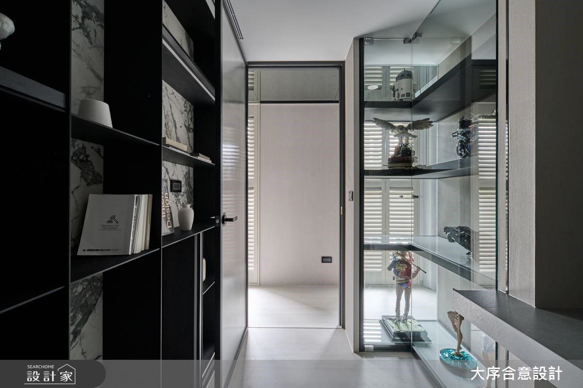 書房立面精心規劃展示櫥窗,滿足屋主展示公仔的需求。