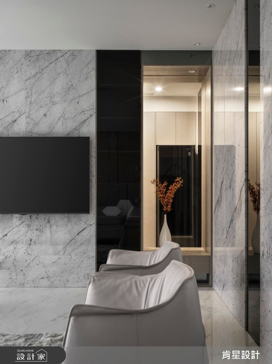 設計師利用鏡面和灰玻異材質拼接,以局部鏡面材質反射讓空間感放大,同時側邊穿透到衣帽間,化解過多石材造成空間壓迫感的問題。