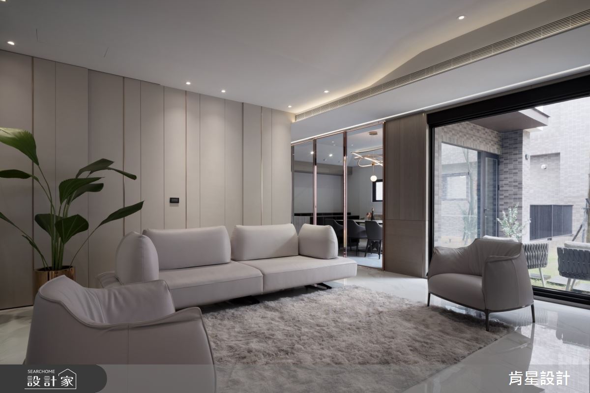 建案本身為長形建築,設計師打破空間的方向性,透過空間的延伸和鏤空、分割,在空間中整合所有線條,化解長型空間常見空間破碎的問題。