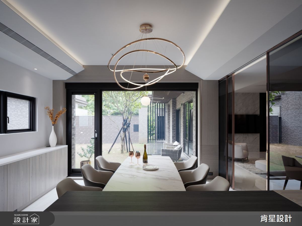 餐廳透過斜角天花層次和燈帶展現氣勢,開放式的設計也營造出了私廚氛圍,拉門使用鍍鈦和灰鏡來呈現低奢感,也讓餐廚場域能變成獨立的待客空間。