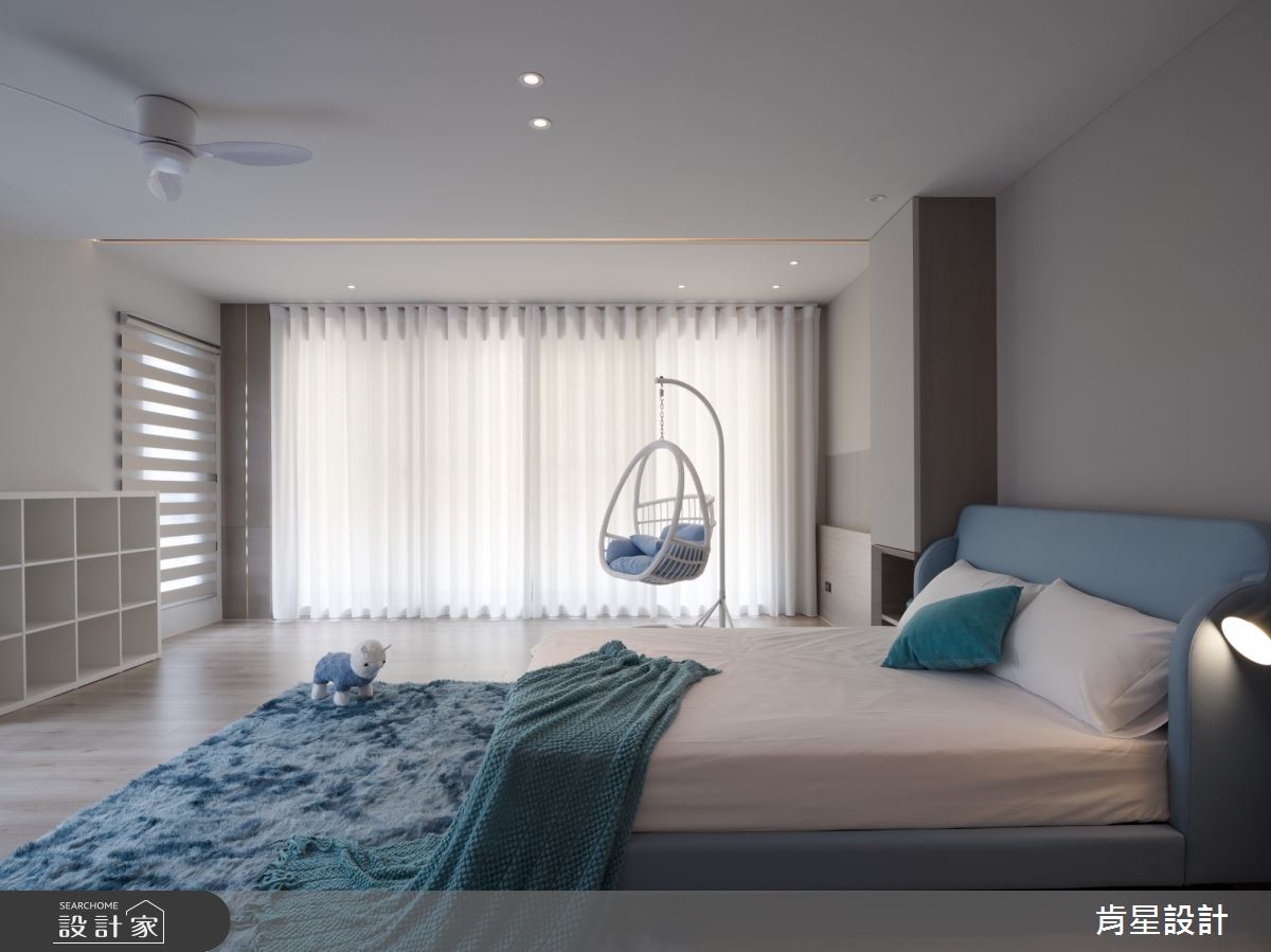 屋主的三個小孩皆有各自喜好的色彩,因此設計師認真傾聽每個人的喜好,透過拿捏跳色比例平衡童趣與現代感,打造出滿足孩子理想與需求的兒童房空間。