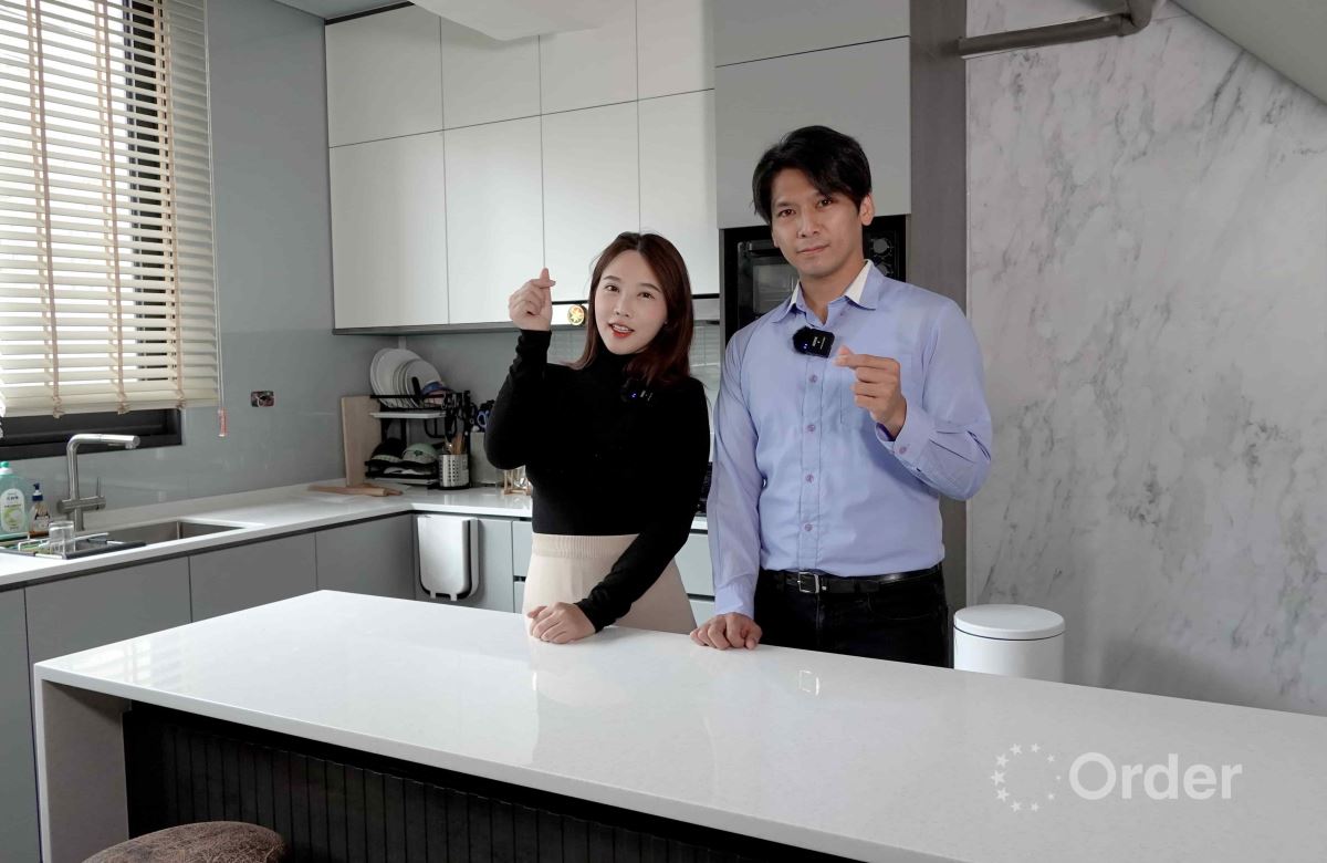 歐德設計師黃品翔(右)為網紅辣媽咪妃(左),打造多功能攝影棚。