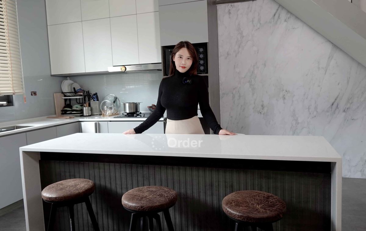 重機美魔女咪妃超開心歐德為她打造美美攝影棚,讓她工作起來更有活力。