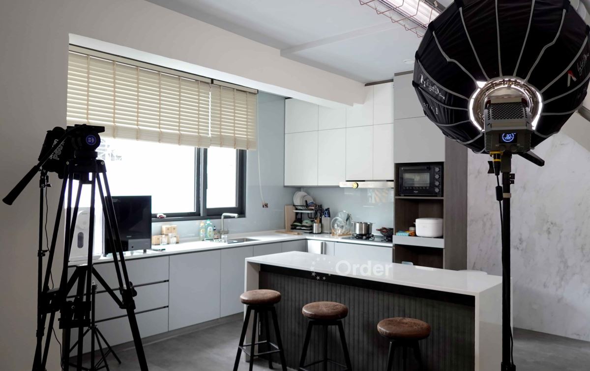 歐德設計規劃的網美風攝影棚不錄影時還可以作為會議桌、點心吧運用,成了工作室同事最常辦公及休憩區。