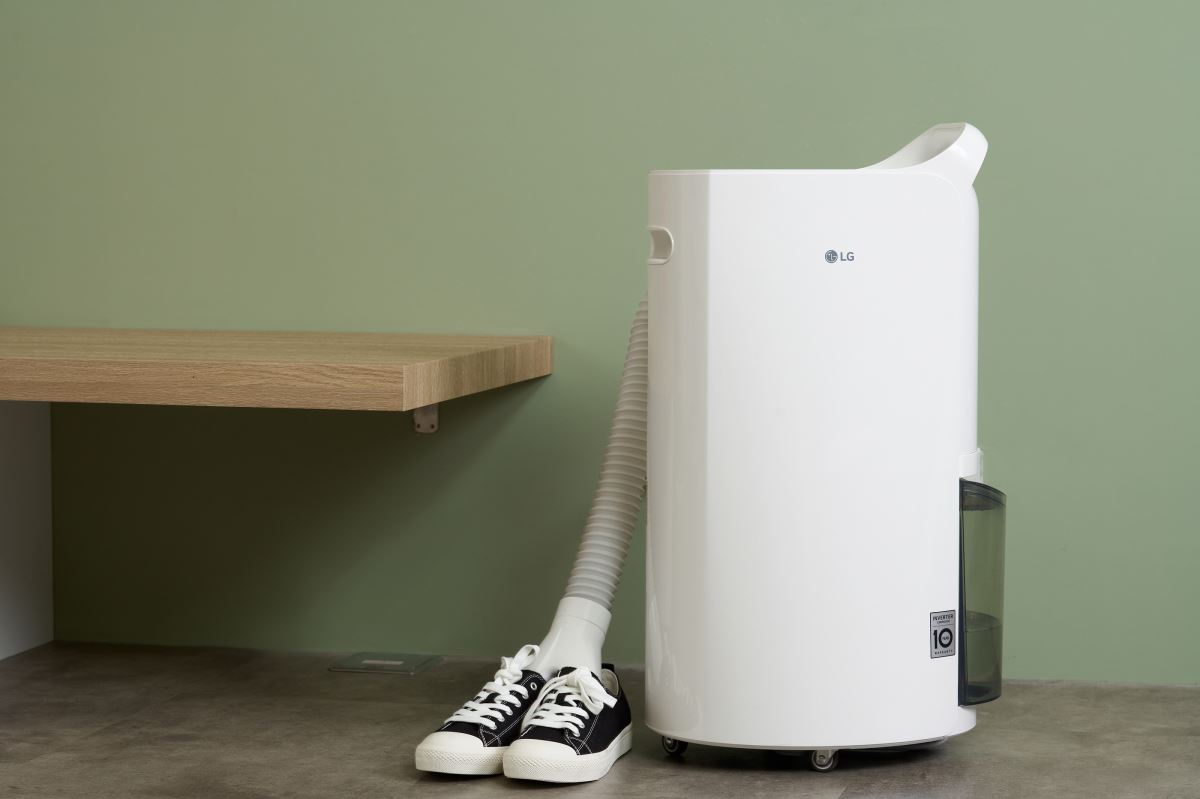 LG PuriCare UV抑菌雙變頻除濕機提供衣物乾燥與烘鞋、烘衣櫥的功能,讓衣物不再受潮產生異味
