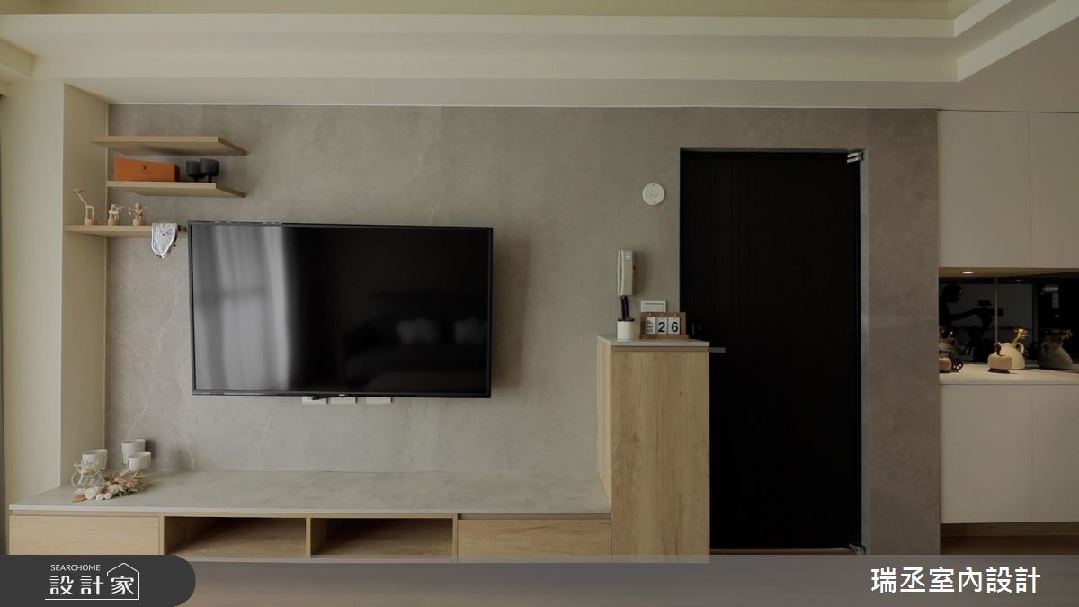 客廳微調格局放大它的陽台,進門的部分設置了懸空高櫃,讓屋主在外出回家的時候,身上的鑰匙小雜物可以順手放在上面。電視牆下方搭配懸空的電視機櫃,選以木質色調中和石材的冷硬,營造舒適質感。