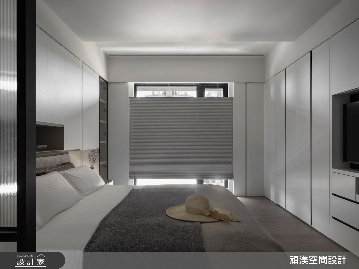 無把手烤漆衣櫃、線條簡潔的風琴簾簡潔舒適,一旁設有五格精品包包展示櫃,為寢居空間增添美好色彩。