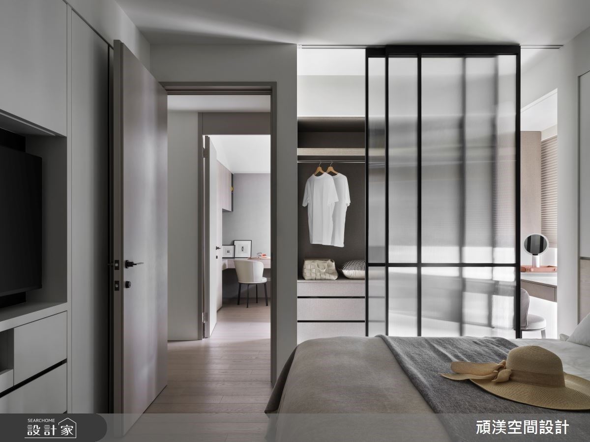 更衣室使用鐵件長虹玻璃所製的輕量拉門做區隔,同時保持穿透與隱蔽性。