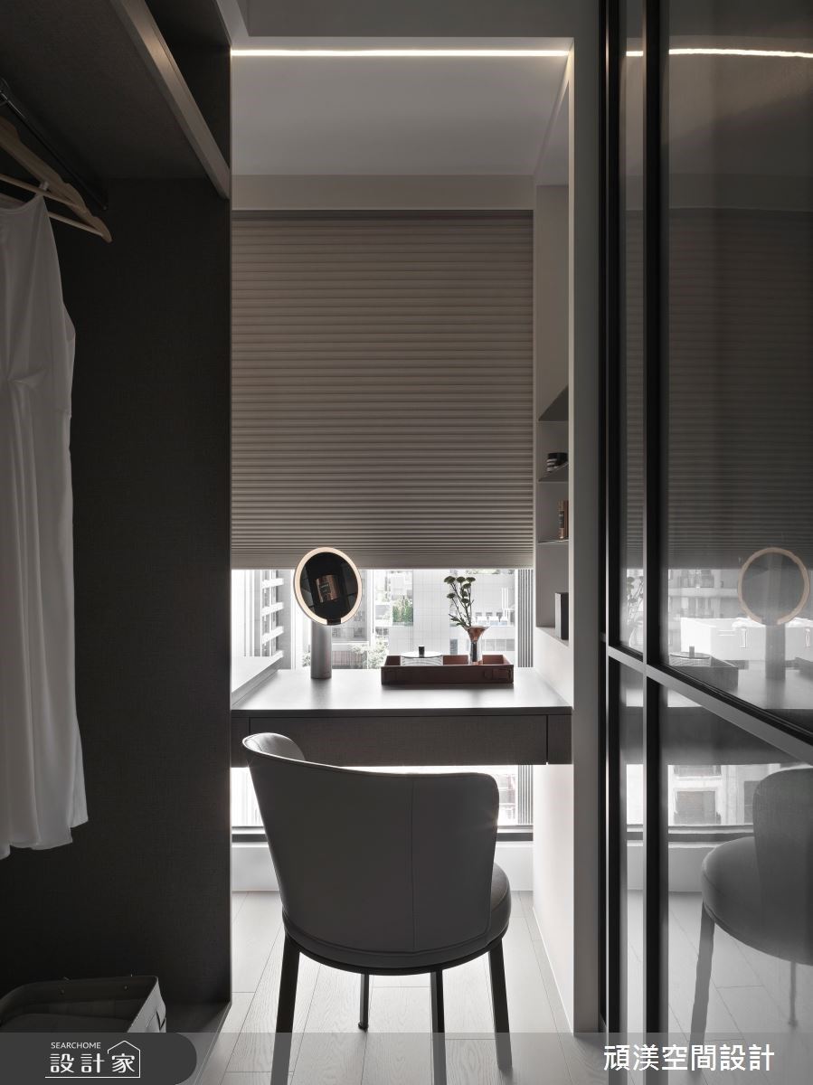 更衣室內設有化妝台,化妝台旁設有高低差的桌面,方便擺放常用的小飾品與用具。