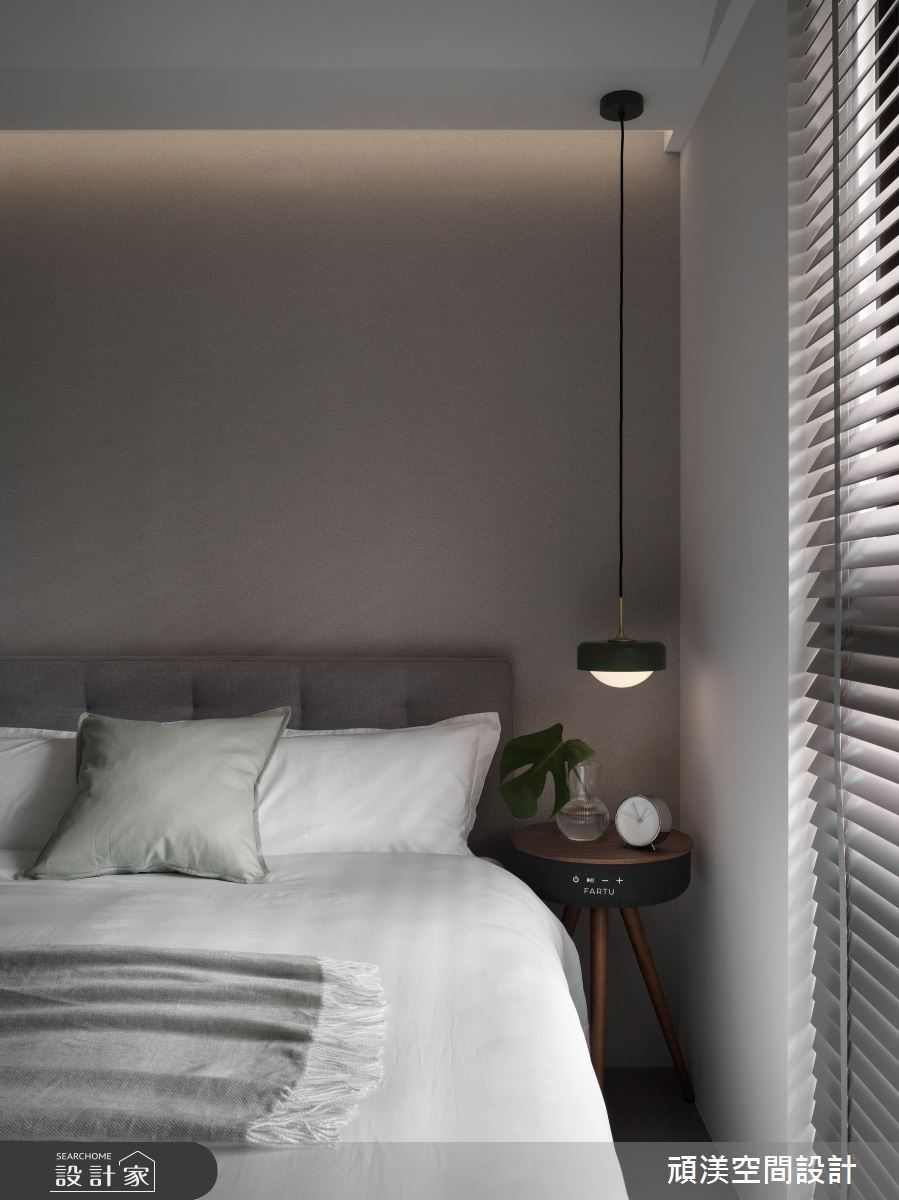 次臥坪數有限,將製物架、化妝台與書桌連成一氣,床邊几兼具音響功能,一物多用,坪效滿足最大的功能性。