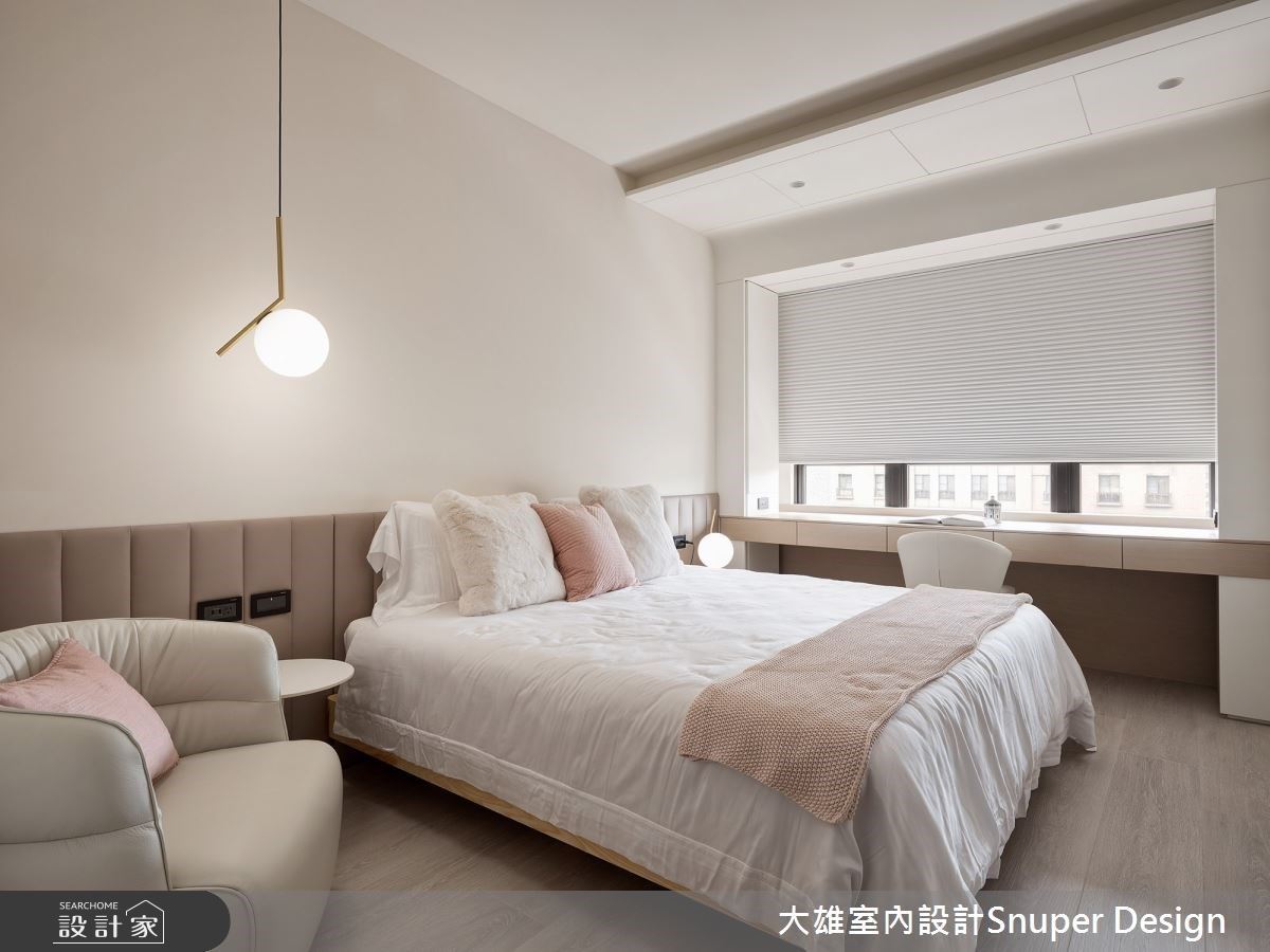 女孩房將窗邊規劃書桌,坐享絕佳的綠意景致。