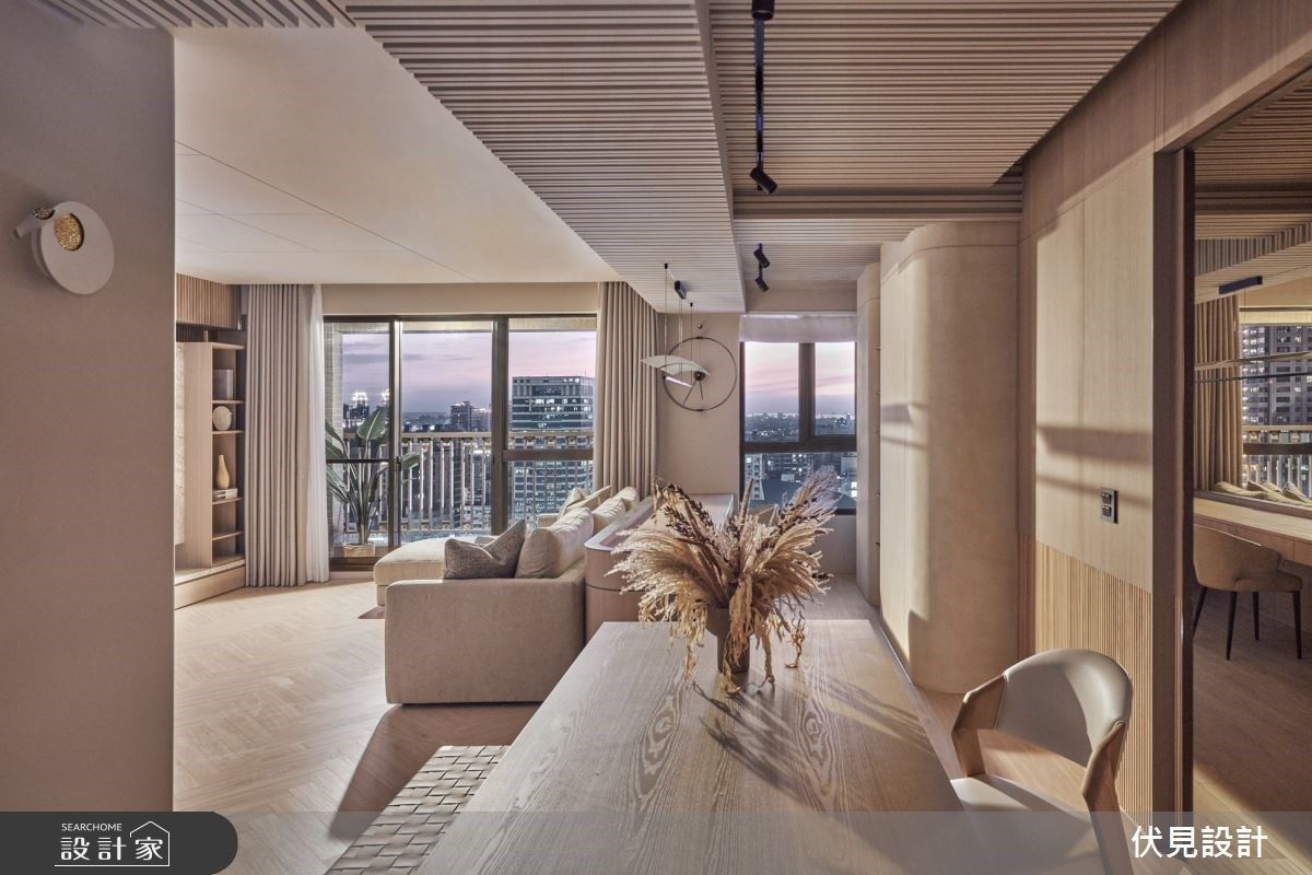 公領域以水染木皮技術,讓原木紋理展現出來,同時確保色系上精準定調,在樑柱上以實木訂製格柵,透過完美比例切割,讓誤差值最低,呈現出精緻美感。