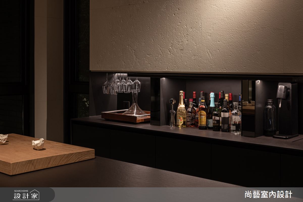 吧檯區隱藏升降櫃機能,且設有插座孔,可放置電器與洋酒等。