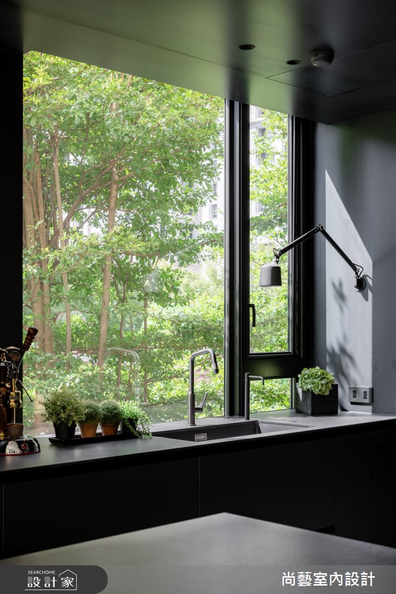 外廚在開窗面規劃外水槽跟洗碗機,配合生活動線做設定。
