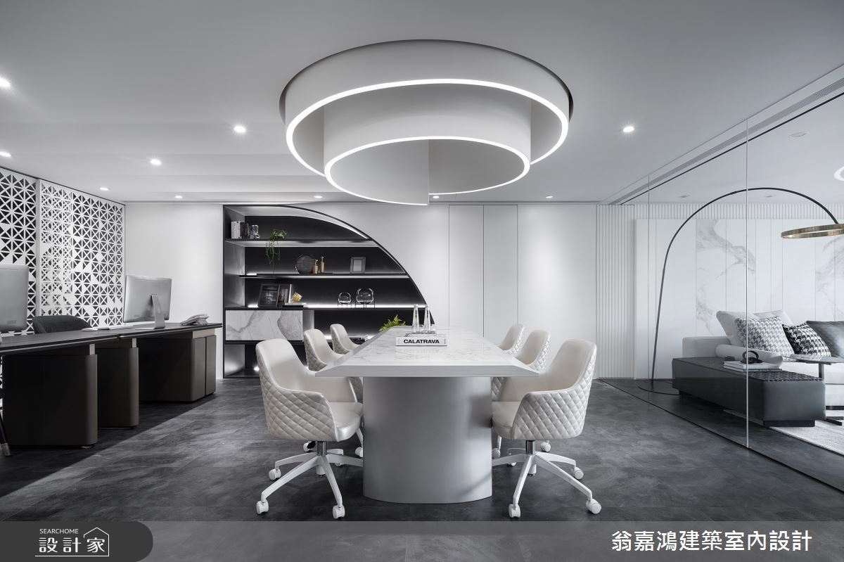 天花融合紡織意象,挑選螺旋金屬燈飾,營造視覺焦點,同時修飾低矮天花,使天、地有所延伸。