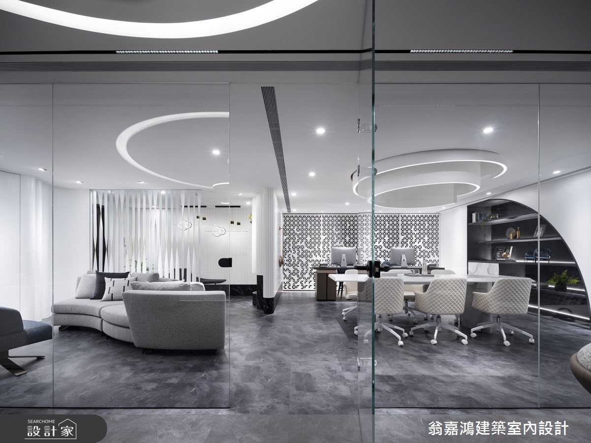 會議桌將上方天花加入布匹造型的嵌燈,成為畫龍點睛的視覺亮點。