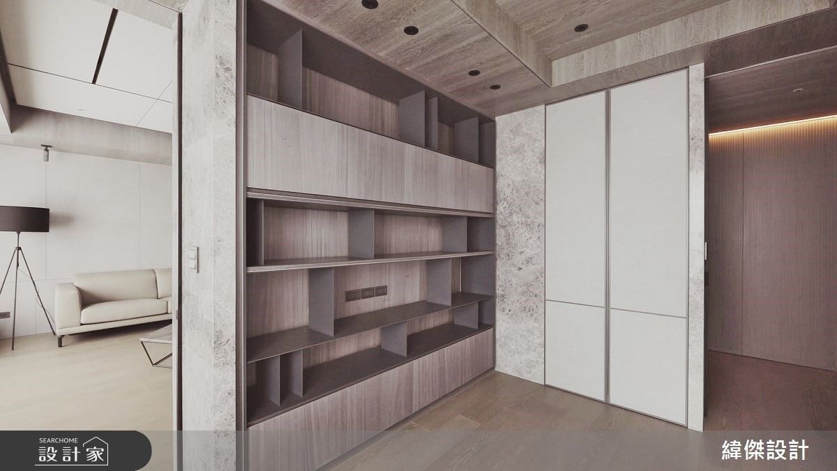 書房在電視牆和內玄關廊道的出入口,打造出回字路線,靈活與公領域的動線設計。