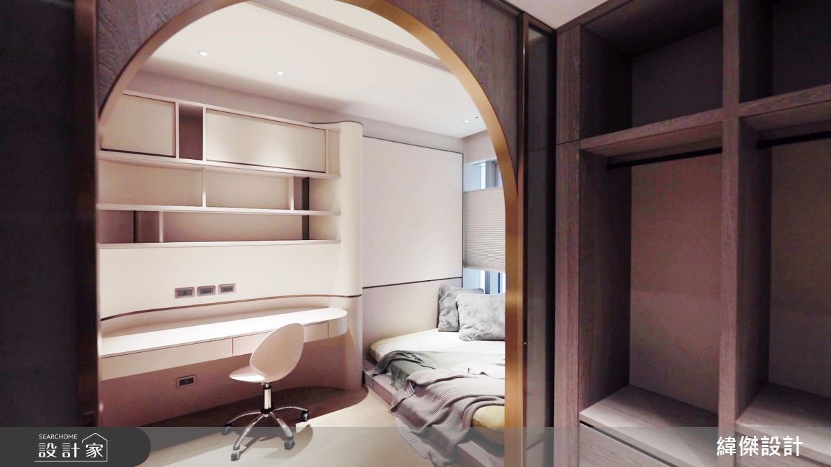 女孩房以粉色調為主,透過曲線造型與光帶設計,展現青春少女的氣息,並在更衣室建立鍍鈦拱門,呈現柔美輕奢的風格感受。