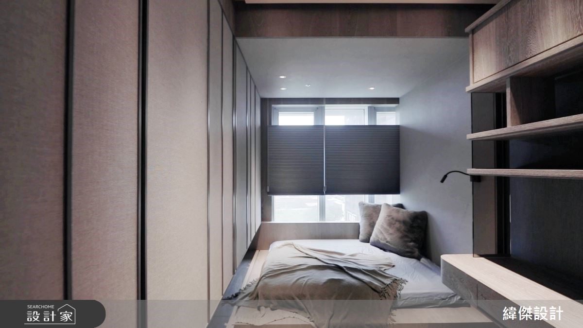 男孩房以藍色為主調,以俐落的線條展現個性。懸浮衣櫃滿足季節衣物的收納,下方空間預留未來靈活使用。