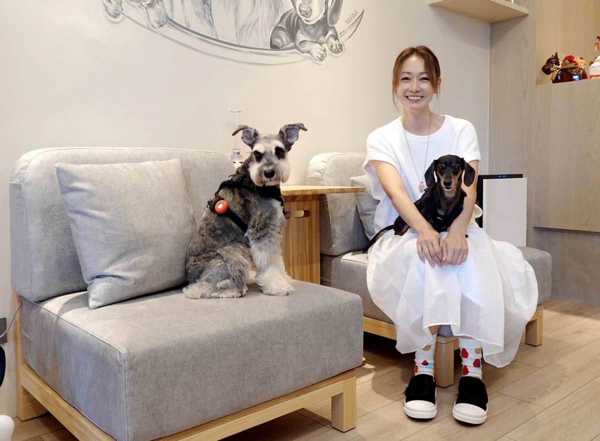 斜槓藝人潘慧如開設寵物旅館為愛圓夢,選用抗汙耐磨優渥設計「支持小城實木沙發」及「多功能邊几」,讓主人和毛孩可以安心休憩。