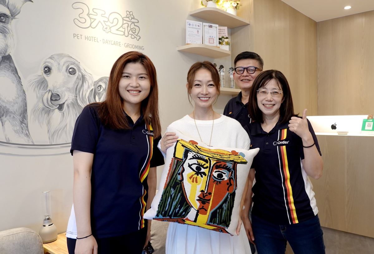 歐德設計師穆思妍(左一)為藝人潘慧如(左二)客製化寵物旅館。