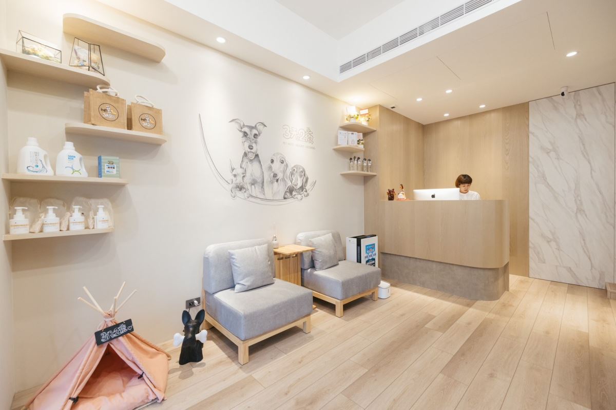 寵物美容 SPA 區以北歐風木質調營造暖心氛圍,歐德傢俱讓毛孩享受無壓 SPA 之旅。