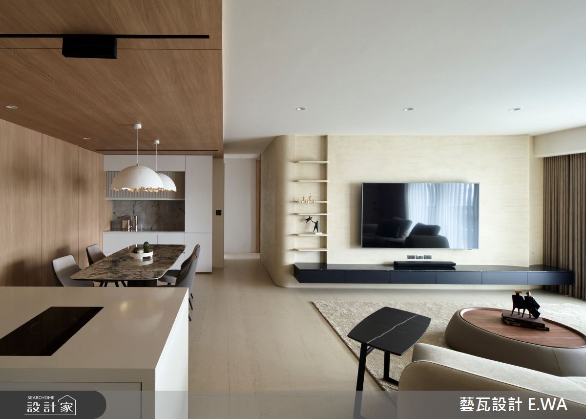 嵌入式的電視展示櫃,修飾牆面並平衡左右空間,加上圓弧造型傳遞柔美感。