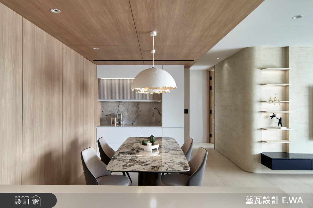 餐廳大量的木紋立面,讓心情感受上更放鬆,配置餐吊燈調節燈光的效果,讓人一進到餐廳空間,就有放鬆歡樂的感受。