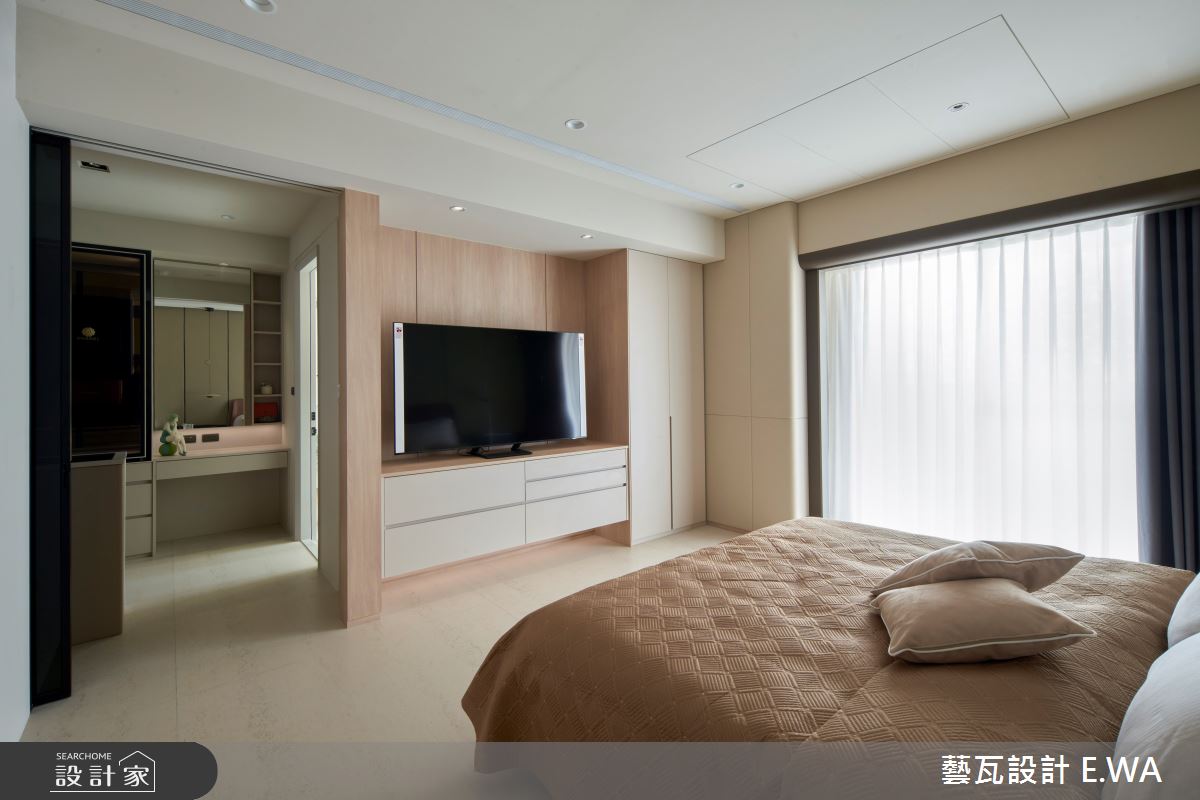 主臥房延續屋主強調的日式風格,大膽的在窗邊選用皮革,提升臥室的高級視覺效果,也給予屋主低調內斂感受。