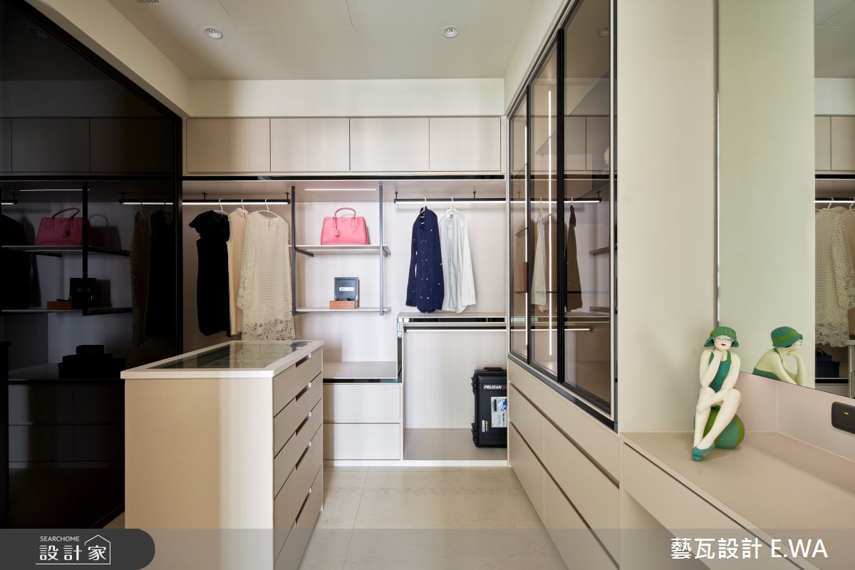 女屋主最喜愛的全開放更衣室,增加可擺放大量飾品的中島收納,讓東西擺放起來不瑣碎,並且結合梳化空間,動線上更方便女屋主活動。