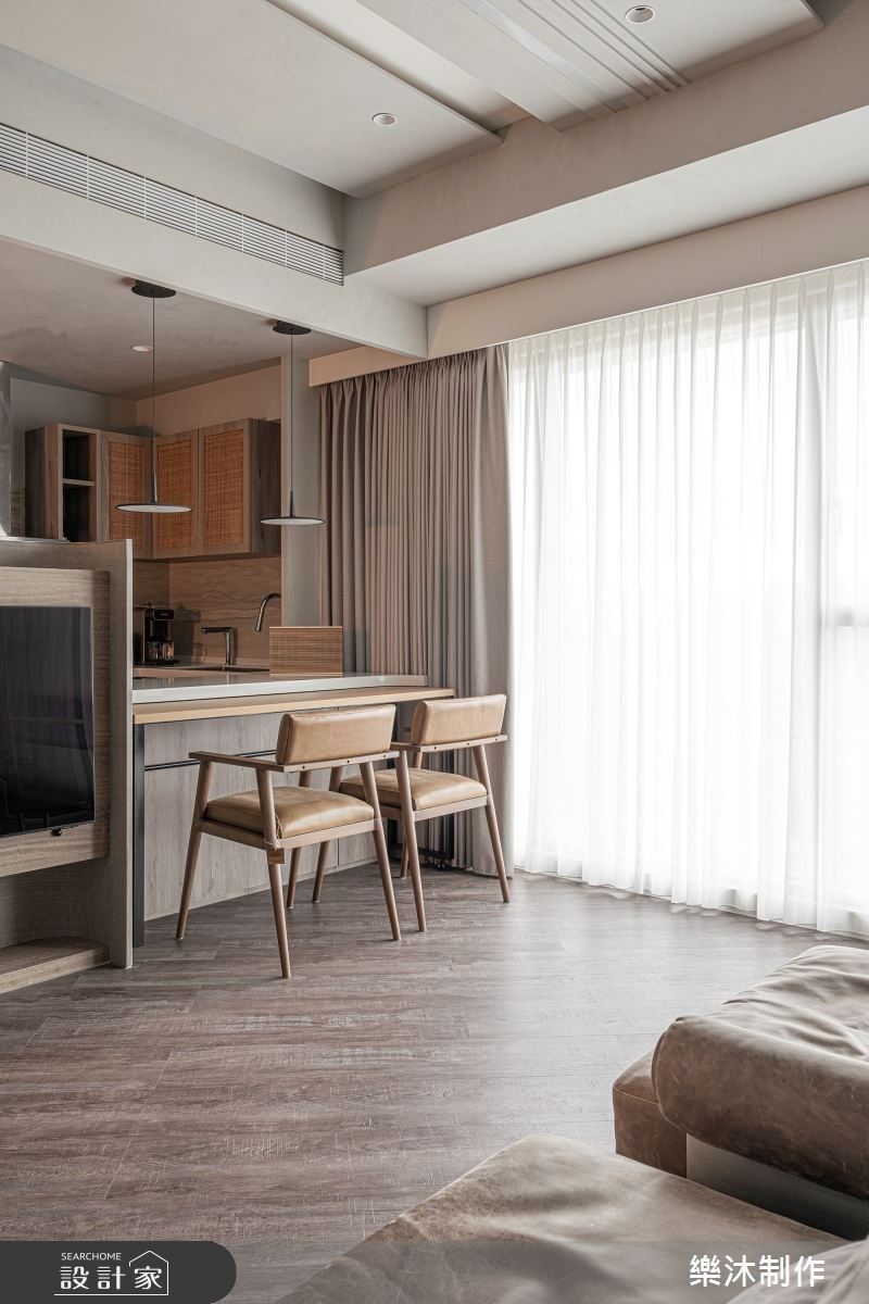 開放式廚房增加空間整體視野的開闊度，結合餐桌區域形成吧檯，讓屋主招待親友時能有更多互動。