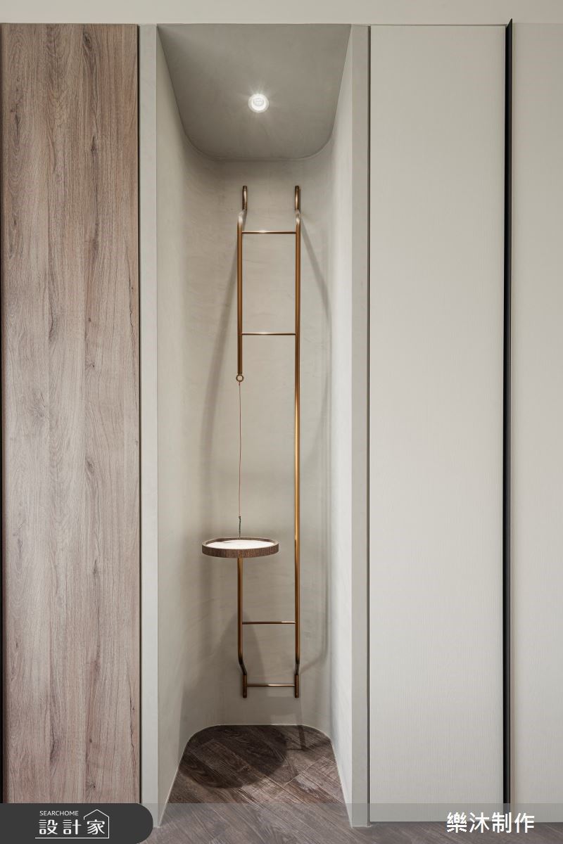 端景區設計用漏斗做為房間亮點，同時用周圍的桿子吊掛領帶等，展現機能性。