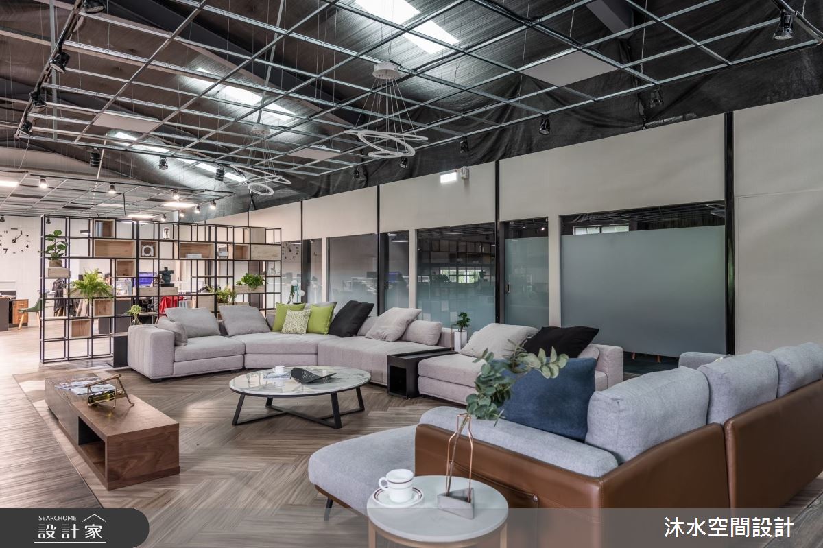 利用透過開放鐵件櫃，區分辦公區跟休閒區的場域，達到居家化辦公的氛圍，並可以根據員工的增減將櫃體移動位置，彈性運用各個場域。
