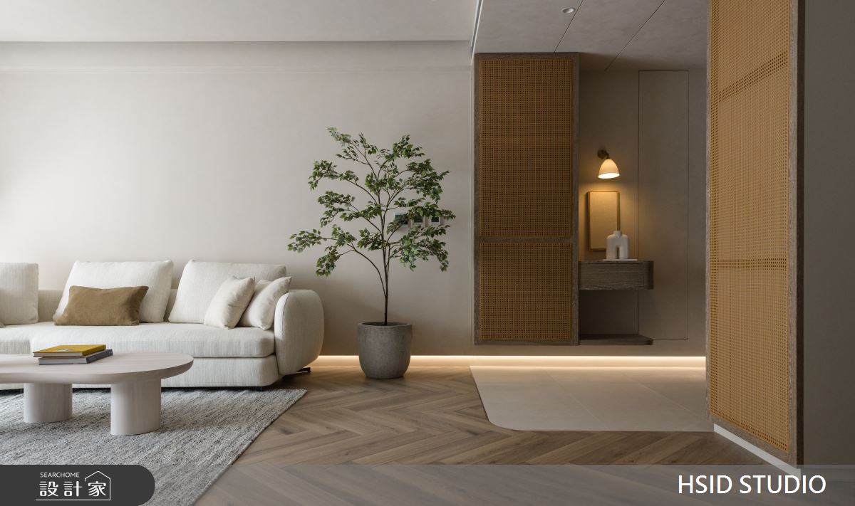 玄關櫃體門片挑選藤編元素，爲空間注入溫暖氛圍。