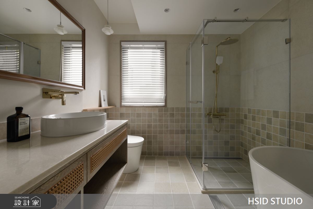 主浴壁面鋪陳精緻大地色磁磚，呼應日式質感氛圍，同時配備獨立的淋浴區與專屬浴缸，讓屋主盡享泡澡時光。