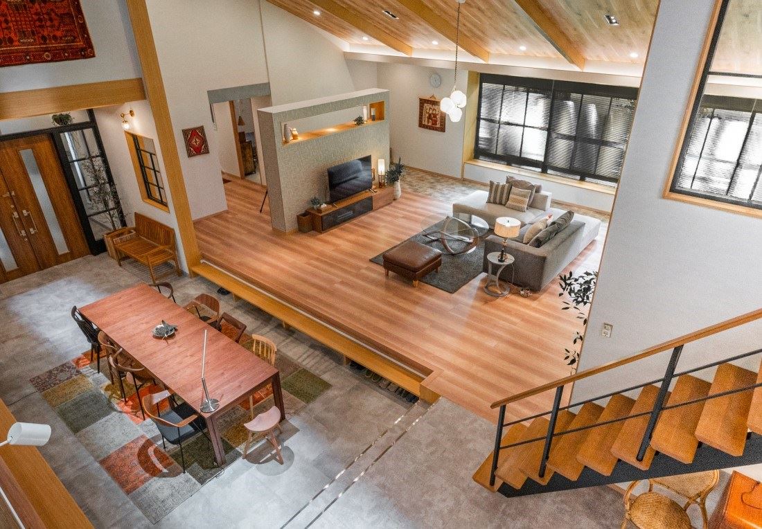 打扮的戀愛是有理由的 木質餐桌(圖片來源 ACTUS )