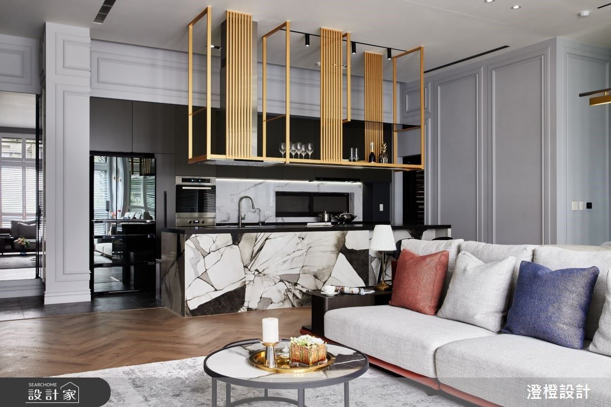設計師利用黑白色調的大理石元素打造中島的華麗感,搭配上方金屬霧面酒架,也散發著優雅精緻的韻味。