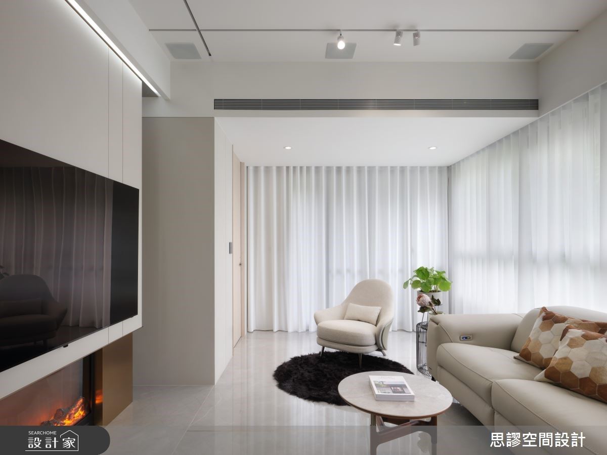 客廳照明使用磁吸式軌道燈，能夠依喜好做調整，同時將隱藏喇叭設於天花，感受自四周的環繞效果。