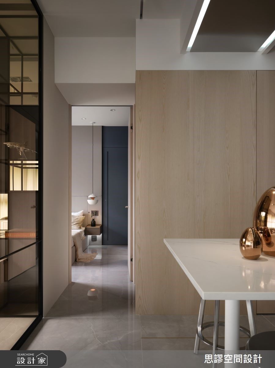 公、私領域的地坪，使用仿大理石的磁磚，在磚與磚之間崁入銅條來增加質感，呼應公領域的體塊分割線條與材質的運用，打造低調美感。