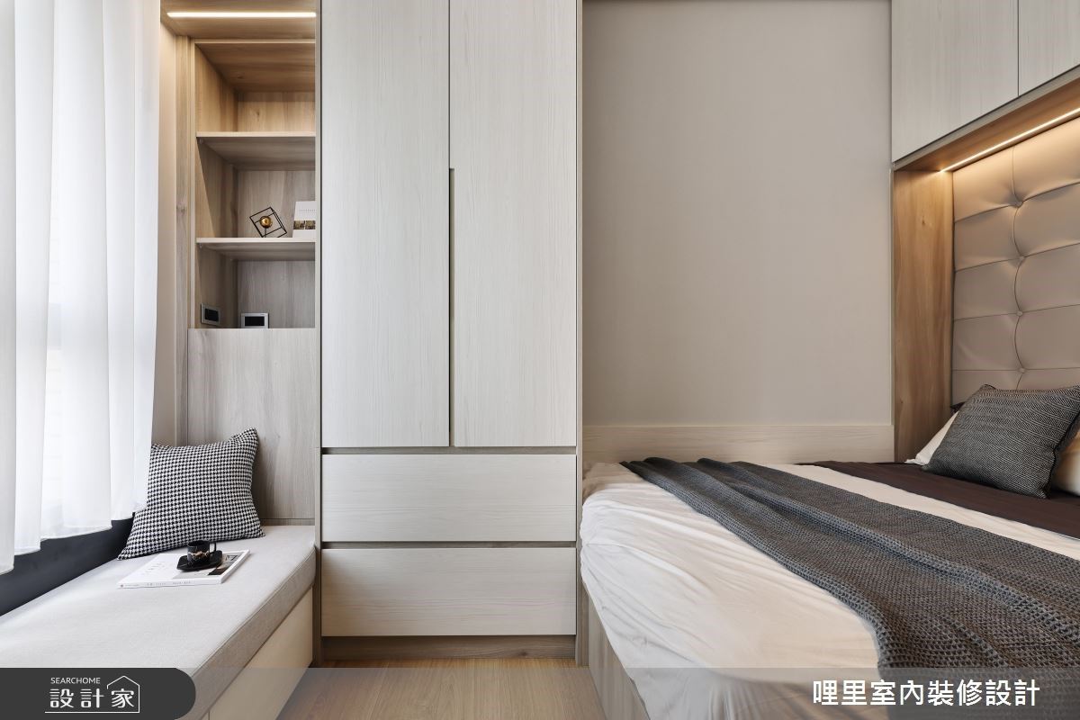 次臥室床頭以木質框體結合燈光設計,營造溫暖的安定包覆,搭配適度的收納規劃,滿足私領域的機能性。