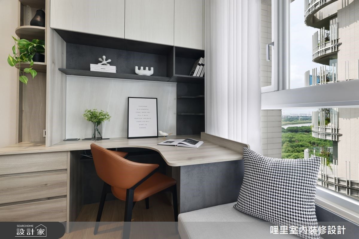 設計師依循著使用者的需求,在窗邊規劃臥榻和書桌,在閱讀休憩之餘,也能隨時欣賞零距離的河岸美景。