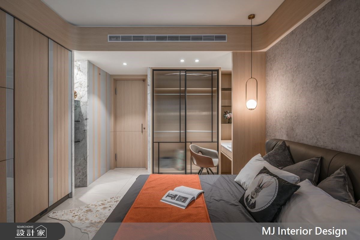 設計師巧妙運用樑下空間打造收納機能,並以櫃體門片材質和色彩的轉換,形塑空間的秩序段落,創造兼具機能和美感的私領域空間。