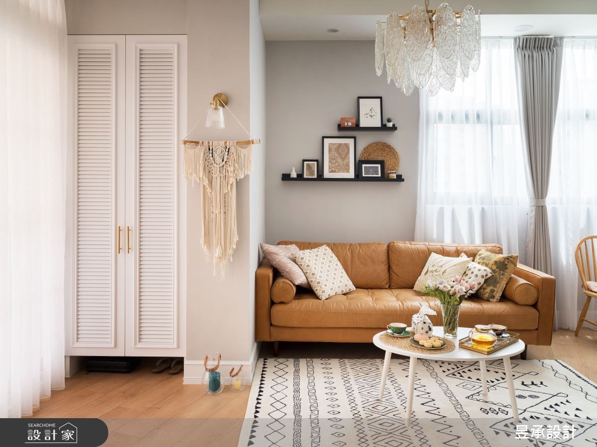 集中式儲藏室設計不需要占用太多的坪數，善用客廳旁的畸零空間，也能打造出實用的玄關儲藏空間。 》看更多案例圖片