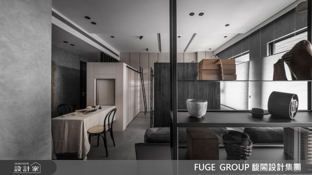 除了收納和儲物機能外，設計師在櫃體側邊結合折疊式桌面設計，擴充彈性的空間機能。》看更多案例圖片