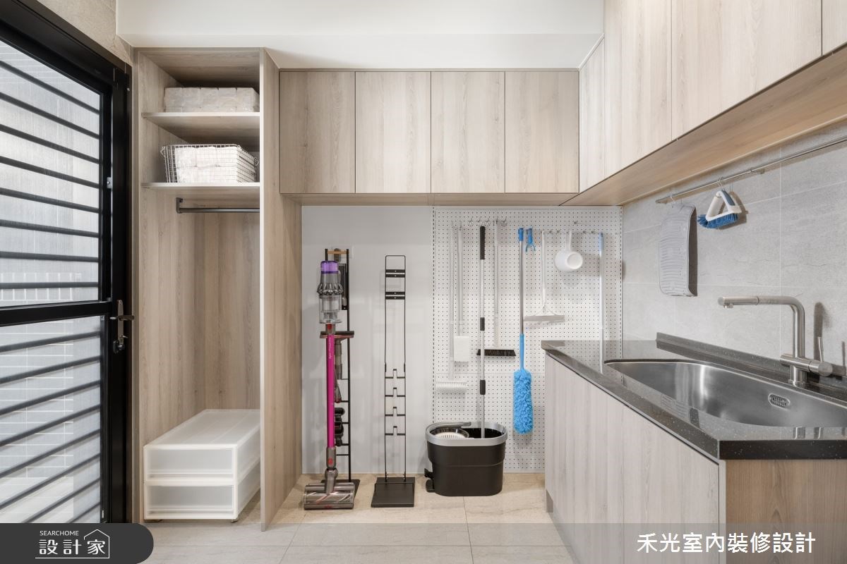設計師在兼具儲藏間功能的家事間中，納入電器插座和流理台規劃，成為屋主做家事時的神助攻！》看更多案例圖片