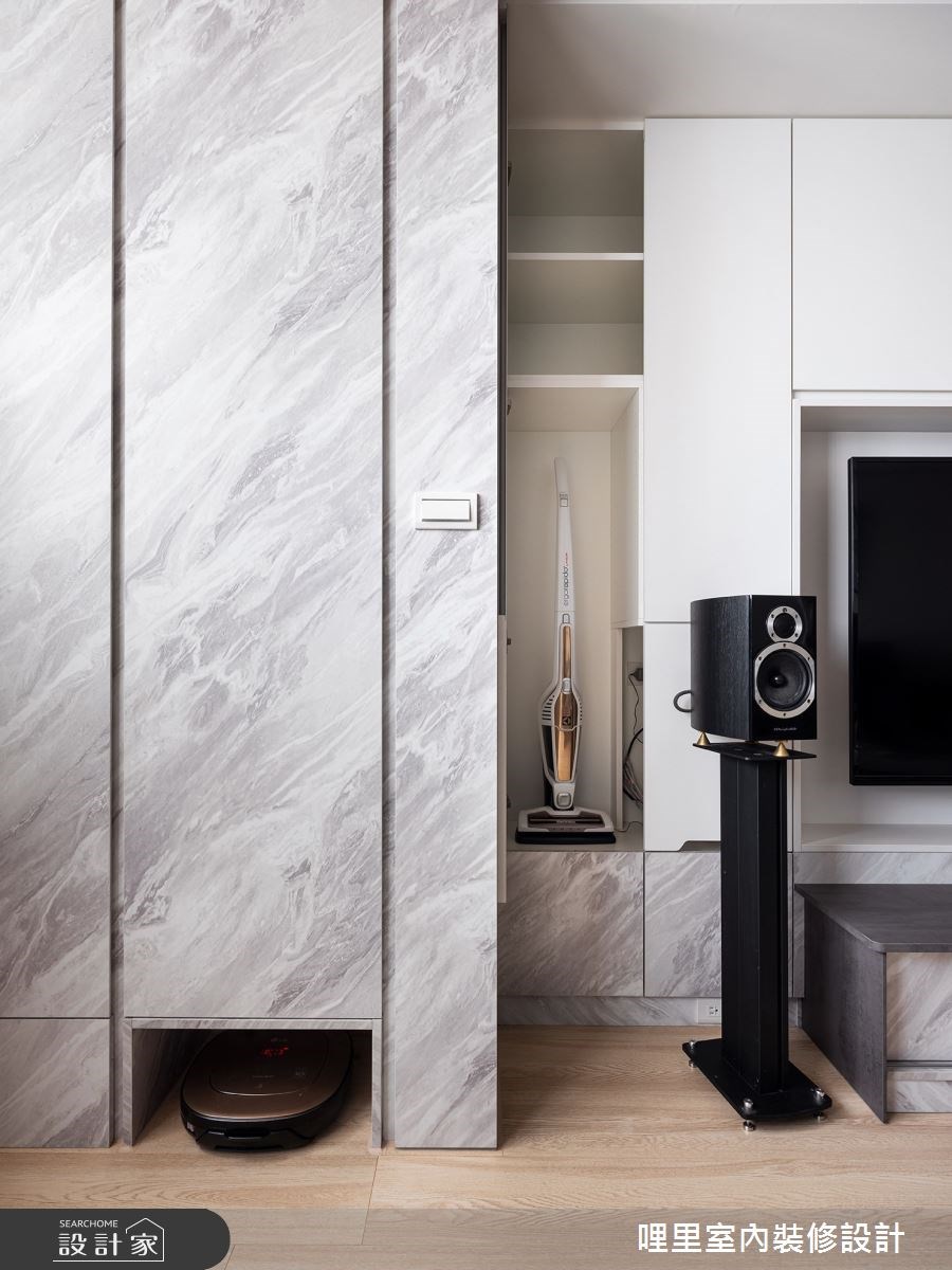 針對手持式吸塵器打造的小型儲藏間，在設計階段即預留充電規劃，完美地隱藏電器和電線。》看更多案例圖片