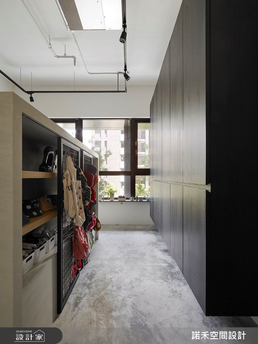 利用雙面電視牆結合櫃體規劃，在玄關入口處打造實用儲物收納空間。》看更多案例圖片