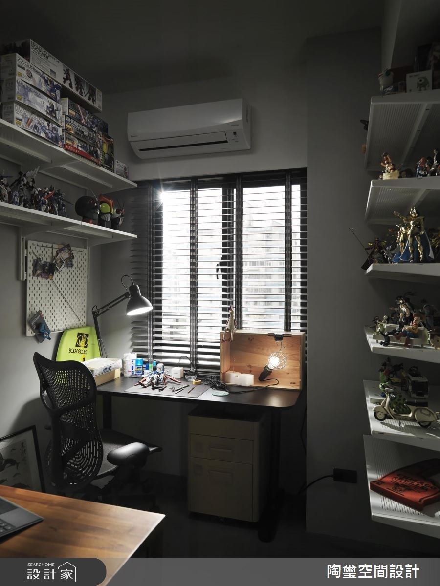 針對公仔收藏使用的儲藏間也重視展示功能，結合組裝模型的工作檯面，化身為屋主專屬的秘密基地！》看更多案例圖片