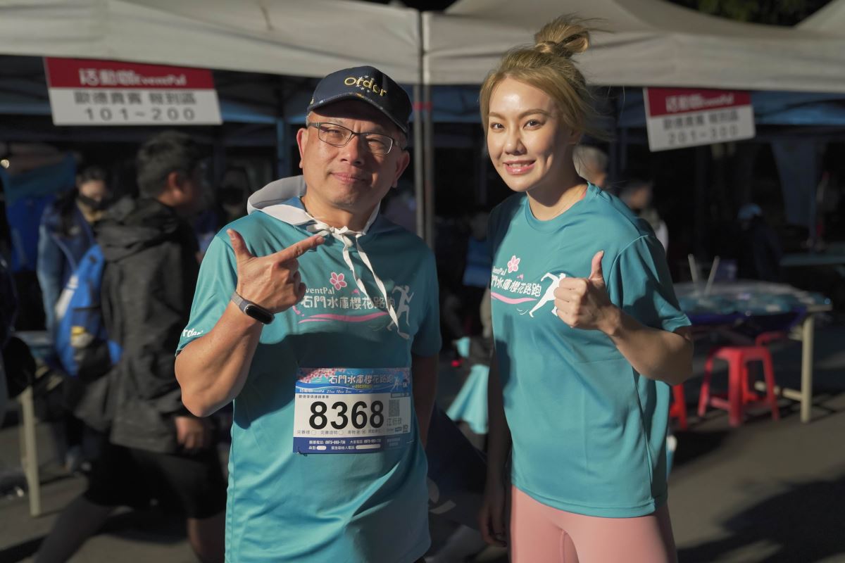 歐德路跑大使劉雨柔(右)凌晨即抵達活動現場,與歐德集團總經理江衍欣(左)開心合影。